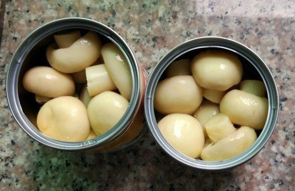 Whole Canned Button Mushroom , Canned Marinated Mushrooms Light Yellow Color